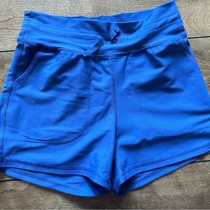 Of navy active shorts
